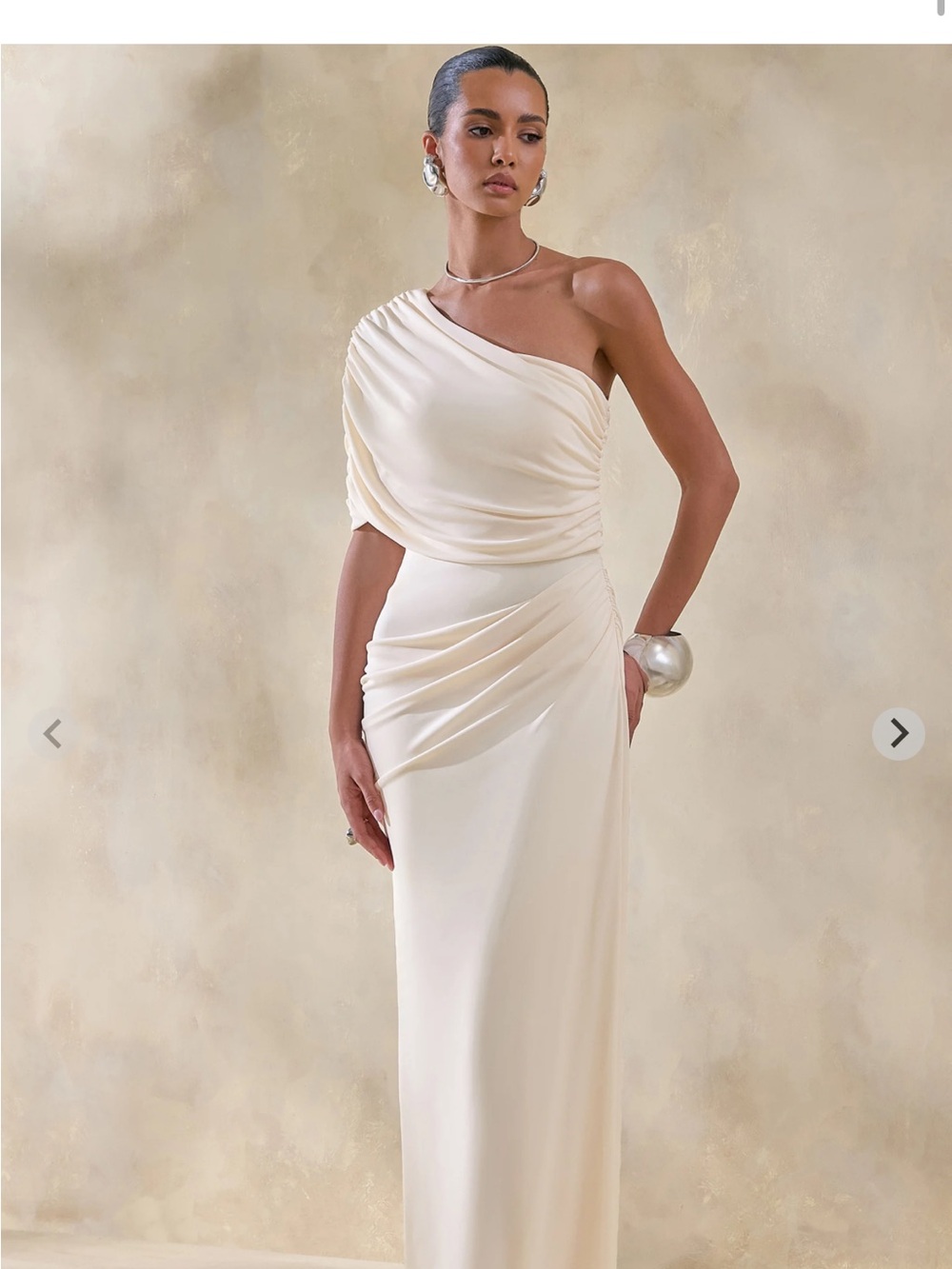 Elegant One-Shoulder Cream Evening Dress with Draped Silhouette